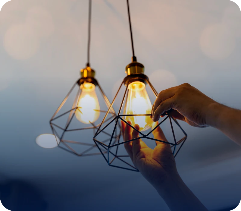 Adjusting modern pendant light bulbs